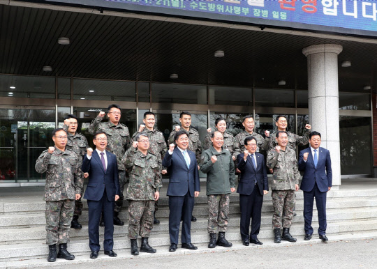 지난 21일 서울 관악구 수도방위사령부에서 진행된 기부금 전달식 후 김형 대우건설 대표(앞줄 왼쪽 네번째)와 김정수 수도방위사령관(앞줄 왼쪽 다섯번째) 등 관계자들이 기념 사진을 찍고 있다.<대우건설 제공>